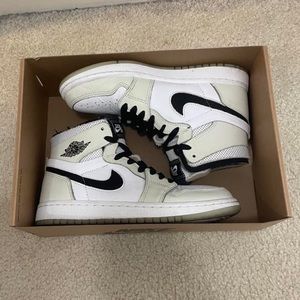 Nike Jordan Is High top Size 6, white black cream beige